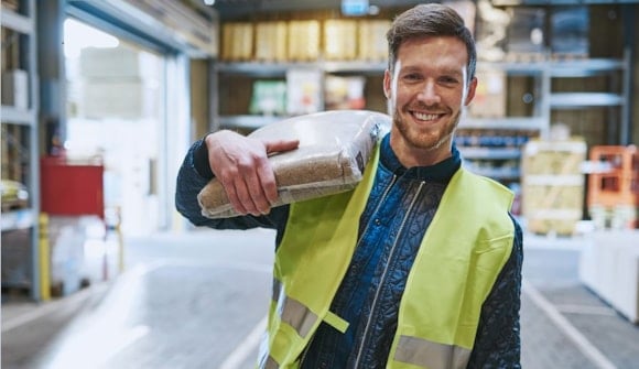 Bilde av en mann som smiler på et byggevarelager